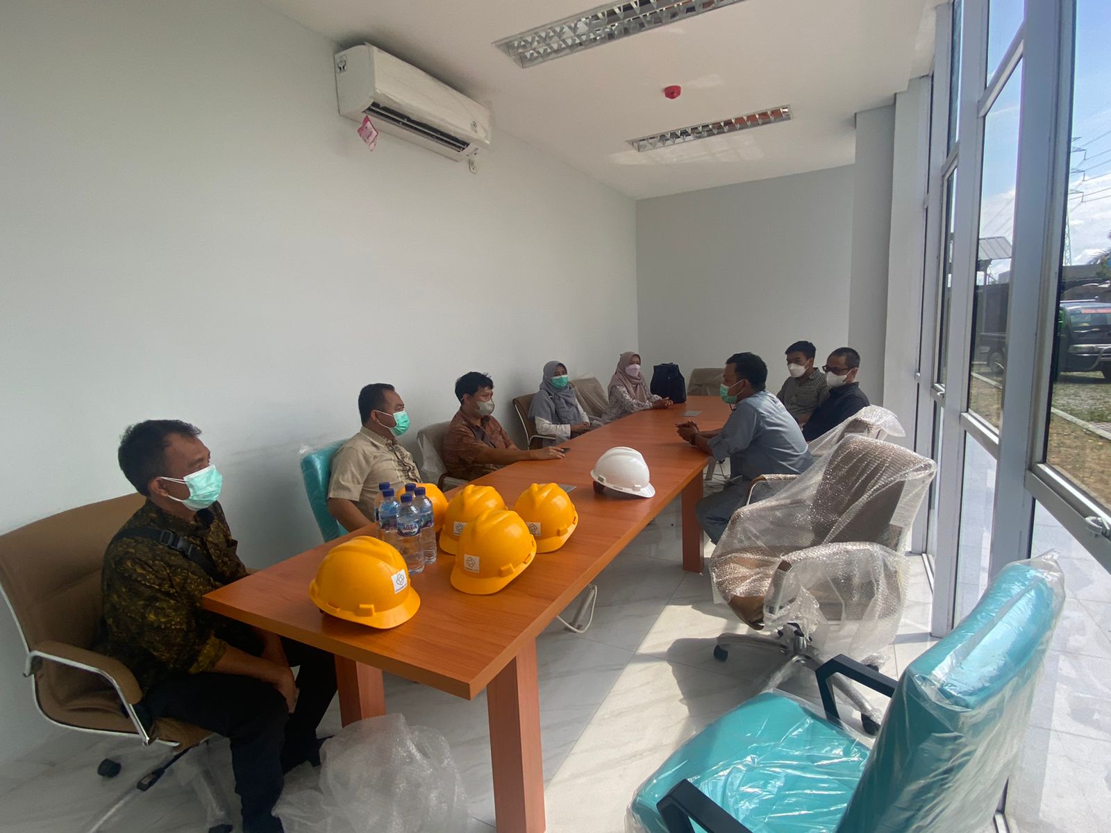 Limbah B3 memiliki potensi untuk menimbulkan dampak serius terhadap kesehatan manusia, lingkungan, dan kondisi sosial-ekonomi. Oleh karena itu, pengelolaan limbah B3 yang tepat dan edukasi kepada masyarakat sangat penting untuk mengurangi risiko tersebut. Upaya kolaboratif dari pemerintah, industri, dan masyarakat diperlukan untuk memastikan pengelolaan limbah B3 dilakukan dengan aman dan efektif.